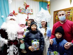 Новогоднее поздравление детей из малообеспеченных семей в 22 округе.